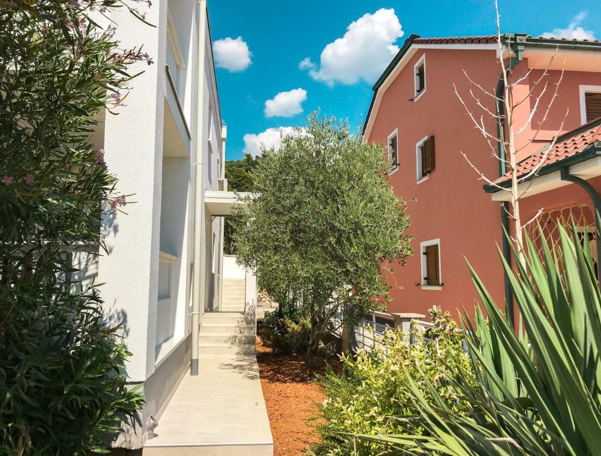 Barbat na Rabu Mr. Hall Apartments מראה חיצוני תמונה